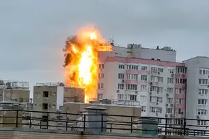 У мережі показали момент удару російського дрона по багатоповерхівці в Києві