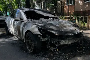 Одесит спалив чотири Tesla заради «легких грошей»