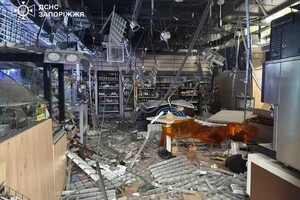 ДСНС також оприлюднила фотографії наслідків російської атаки, на яких видно пошкоджену автозаправну станцію, зруйнований навіс та наслідки пожежі