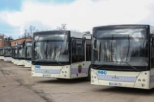 Вікна громадського транспорту Запоріжжя покриють бронеплівкою