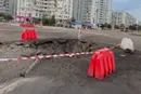 Величезна вирва на дорозі: наслідки російського удару в Дарницькому районі