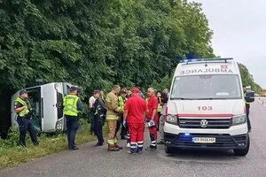 Поліцейські з’ясовують обставини ДТП за участю пасажирського автобуса