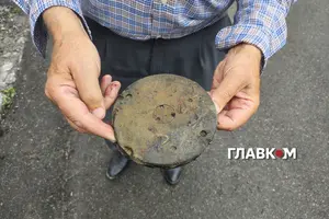 Житель Вишневого показав частину гільзи, що прилетіла поблизу його дому