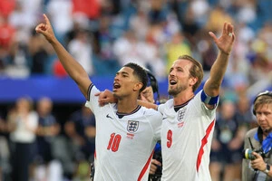 Джуд Беллінгем з Англії та Гаррі Кейн з Англії святкують перемогу у матчі чвертьфіналу Чемпіонату світу з футболу 2026 між Норвегією та Англією 