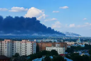 Над промзоною в Сизрані піднявся стовп чорного диму