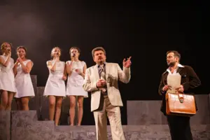 «Червона рута» – музична драма про Володимира Івасюка. Головну роль композитора у виставі виконує заслужений артист України Марк Дробот (праворуч)