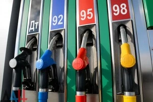 Паливо відсутнє на АЗС на всіх трасах у зоні бойових дій