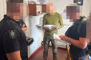 Працівники ДБР та затриманий