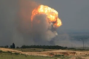 У Донецьку спалахнув та детонує склад боєприпасів російських військ