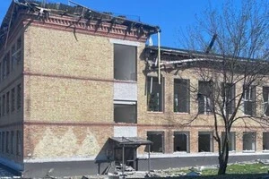 Значних пошкоджень зазнала будівля школи: зруйновано частину покрівлі, вибито вікна та пошкоджено фасад