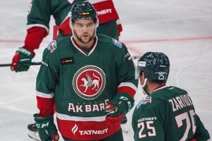 Олександр Хованов у 15 років, будучи капітаном юнацької збірної Росії, взяв бронзу на ІІ зимових юнацьких Олімпійських іграх