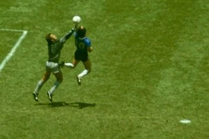 Дієго Марадона забив на Чемпіонаті світу 1986 свій легендарний гол «рукою Бога»