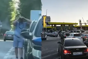 Росіяни стоять у багатокілометрових чергах за бензином
