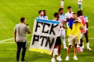 Ісенко і Романчук після гри кваліфікації Ліги чемпіонів з білорусами винесли антипутінський банер