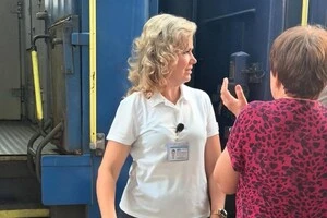 Ввічлива і уважна провідниця із зачіскою та на підборах викликала захват у пасажирів