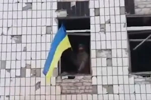 Український військовий із прапором у Костянтинівці