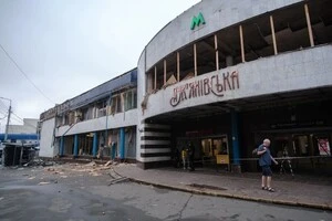 Станція метро «Лукʼянівська» тимчасово зачинена через пошкодження вибуховою хвилею наземного вестибюлю