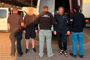 Схованку водій мікроавтобуса облаштував між заднім рядом пасажирських сидінь і багажним відділенням