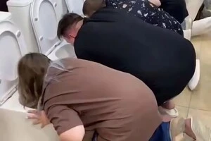 Учасники пили безалкогольний газований напій з унітаза на швидкість