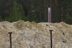 Для облаштування кордону використовують загородження з «єгози» і протитанкові рови