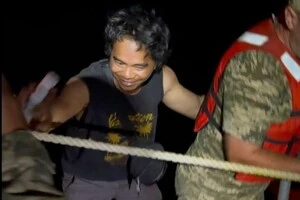 Прикордонники врятували філіппінця, який добу провів у морі. Його судно уразив російський дрон 