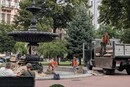 Біля театру Франка у Києві комунальники прибирають плакати мітингувальників  
