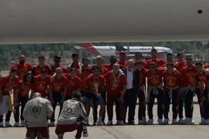 Футболісти збірної Іспанії фотографуються з Кубком світу в мадридському аеропорту