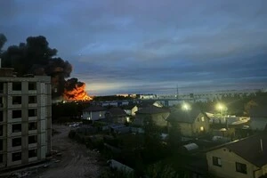 Під Санкт-Петербургом сталася масштабна пожежа в індустріальному парку