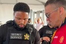 Перед фіналом Чемпіонату світу Усик отримав подарунок від співробітника Білого дому