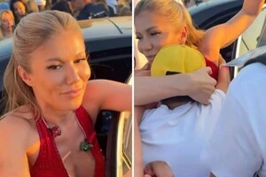 Альона Омаргалієва обійняла свого маленького шанувальника