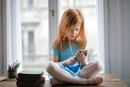 Франція першою в Євросоюзі заборонила дітям соцмережі