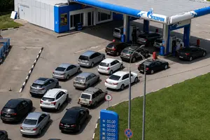 Незалежні АЗС і звичайні автомобілисти опинилися в кінці черги за пальним
