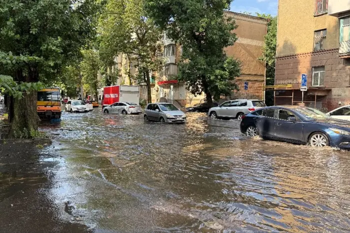 Вулиці пішли під воду, пливуть авто. Одесу затопило під час сильної зливи