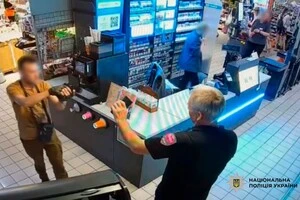 35-річний киянин перебуваючи у нетверезому стані, дістав пневматичний пістолет і здійснив постріл у бік охоронця магазину