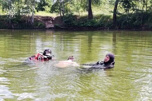 Водолази піднімають  тіло потонулого чоловіка на озері Редькине. 24 червня 2026 року