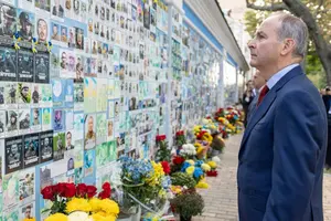 Мікхол Мартін поклав квіти біля Стіни пам’яті полеглих захисників України під час попереднього візиту до Києва в жовтні 2023 року