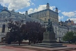 Пам’ятник Миколі Лисенку встановлений у 1965 році. Автор монумента скульптор Олександр Ковальов