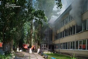 Після прибуття рятувальники встановили сильне задимлення та відкрите горіння на другому поверсі будівлі