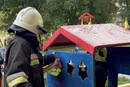 На Прикарпатті дворічний хлопчик застряг головою в пісочниці 