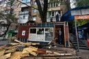 У Києві демонтовано кіоск, посеред якого росло величезне дерево (фото)