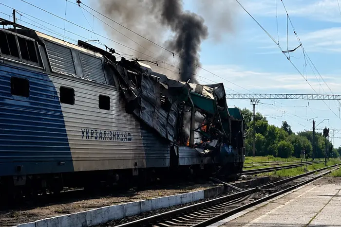 Ворожий дрон влучив у пасажирський поїзд на Дніпропетровщині