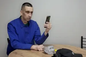 У полоні колись успішний управлінець та фінансист Сергій просить дружину прислати йому цигарок та шоколадних цукерок