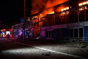 Масштабна пожежа охопила торговий центр у Запоріжжі 