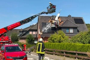 У літака повністю зруйнована кабіна, крила відірвалися, а уламки впали на землю