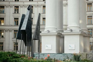 У Києві біля будівлі МЗС встановили 8-метрову скульптуру «Фенікс» з фестивалю Burning Man
