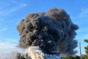 Внаслідок удару будівлю торговельного центру охопив вогонь