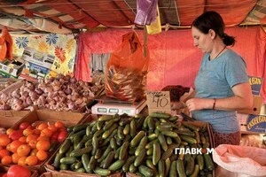 Огірків на ринку багато, але продавці кажуть, із засолюванням варто поквапитися
