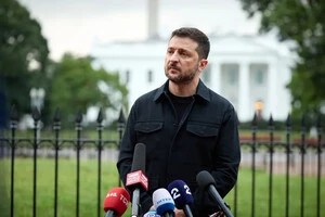 Президент України Володимир Зеленський виступає після зустрічі з президентом Дональдом Трампом та європейськими лідерами у Вашингтоні, 18 серпня 2025 року