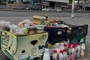 «Дежавю з 90-х». Біля метро в Києві розгорнулася стихійна торгівля простроченими продуктами