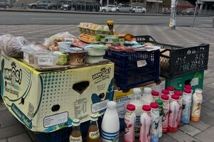Стихійна торгівля біля метро «Лівобережна»